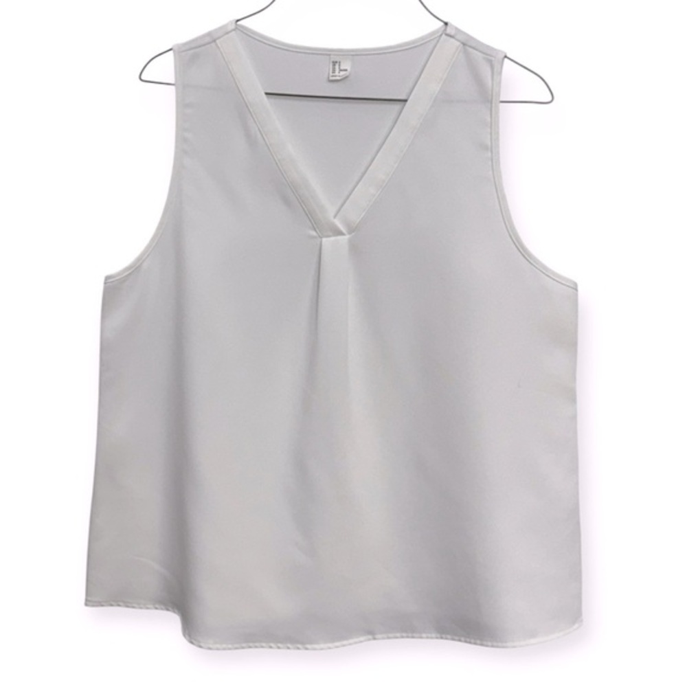 Boutique Women’s White Sleeveless V-Neck Blouse Size‎ S *217